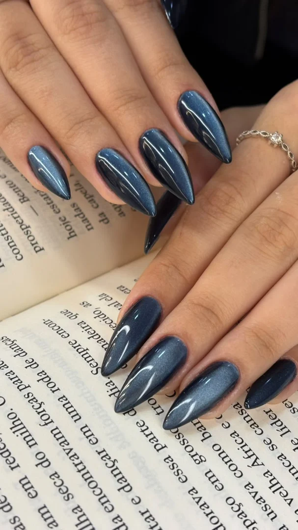 Unhas longas amendoadas em azul-marinho com brilho, trabalho da Terumi Nails