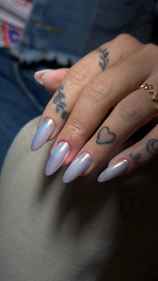 Unhas longas amendoadas com efeito cromado azulado, trabalho da Terumi Nails