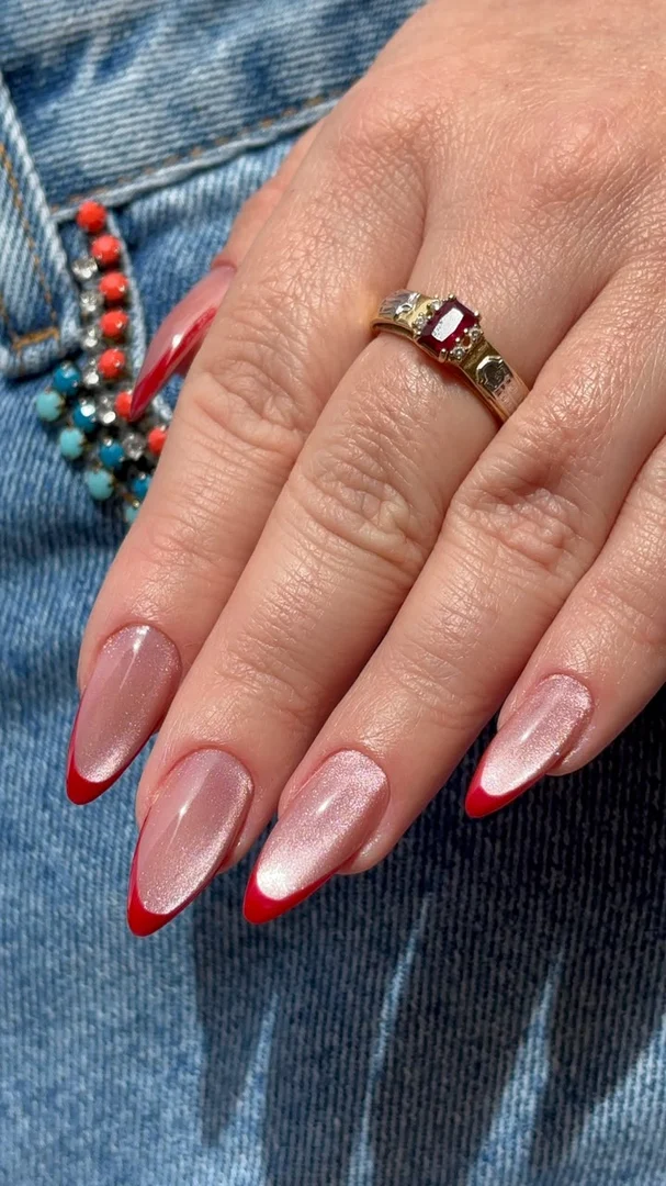 Unhas amendoadas com francesinha vermelha, trabalho da Terumi Nails
