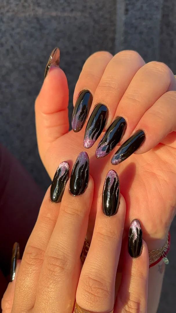 Unhas pretas amendoadas com nail art, trabalho da Terumi Nails