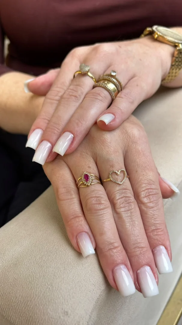 Unhas quadradas em branco leitoso, trabalho da Terumi Nails