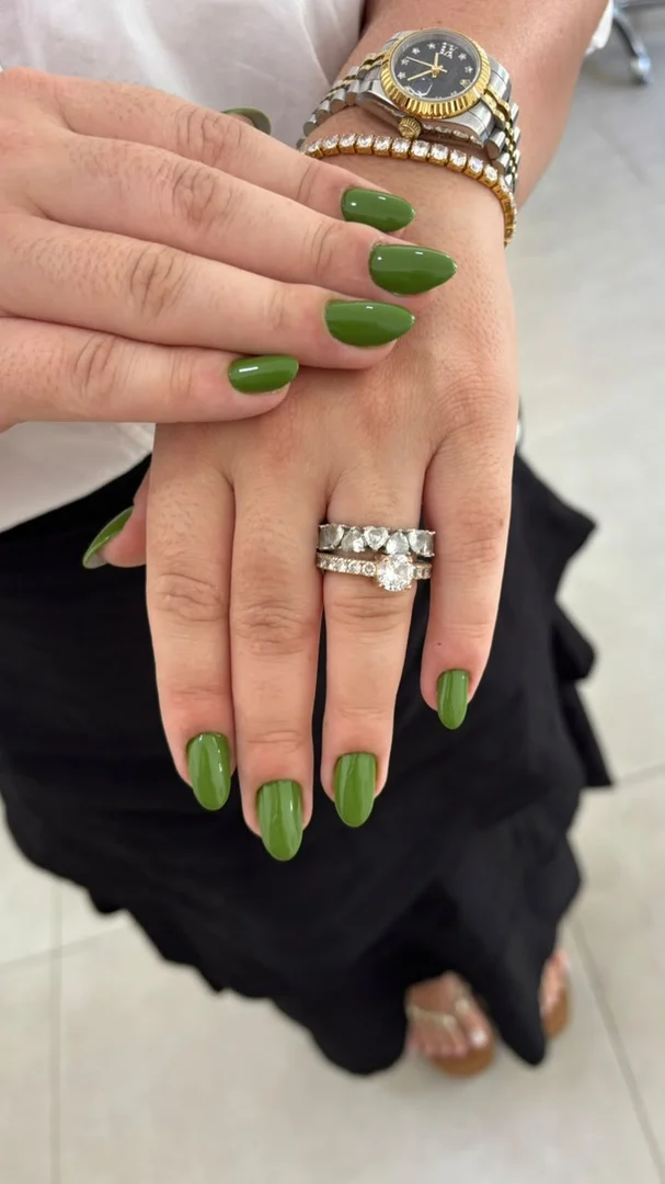 Unhas em gel verde-oliva, trabalho da Terumi Nails