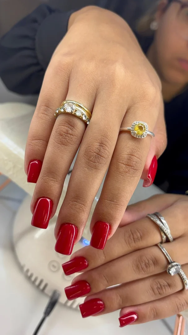 Unhas em gel vermelhas, formato quadrado, trabalho da Terumi Nails