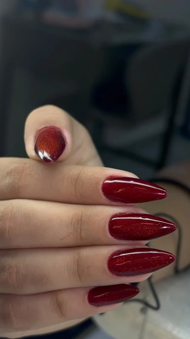 Unhas amendoadas vinho com brilho, trabalho da Terumi Nails