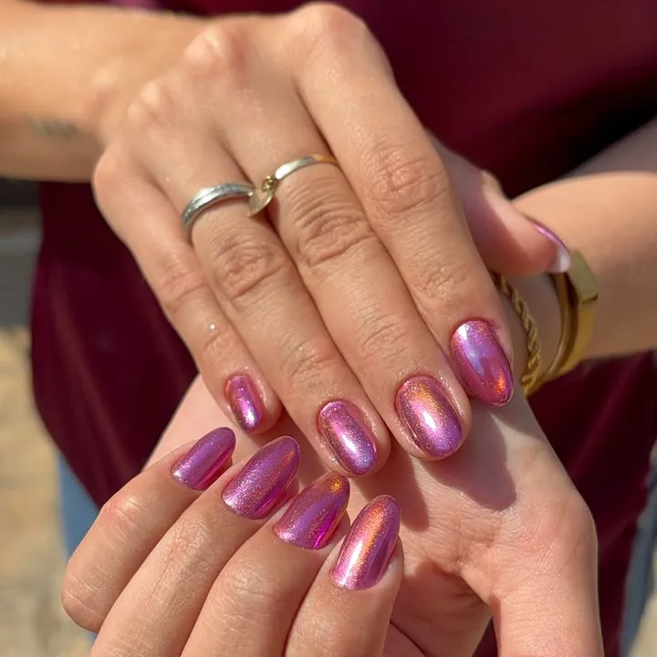 Unhas em gel rosa com efeito cromado