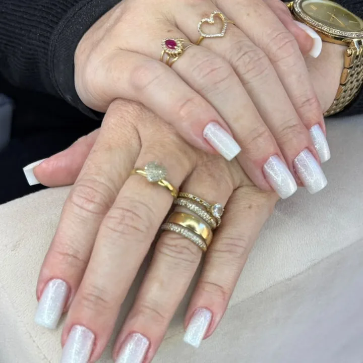 Unhas em gel com francesinha branca clássica