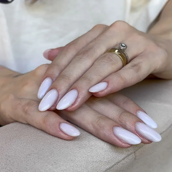 Unhas em gel rosa nude com acabamento natural